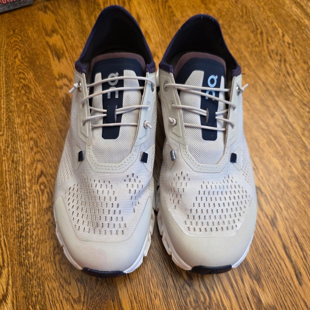 On Cloud 5 Coast Sand Mulberry Size 8.5 Running Shoes Lightweight Round Toe - Picture 2 of 9